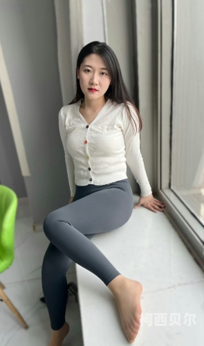 浪荡尤物美腿玉足玩弄浪荡尤物，美腿玉足玩弄的时尚故事